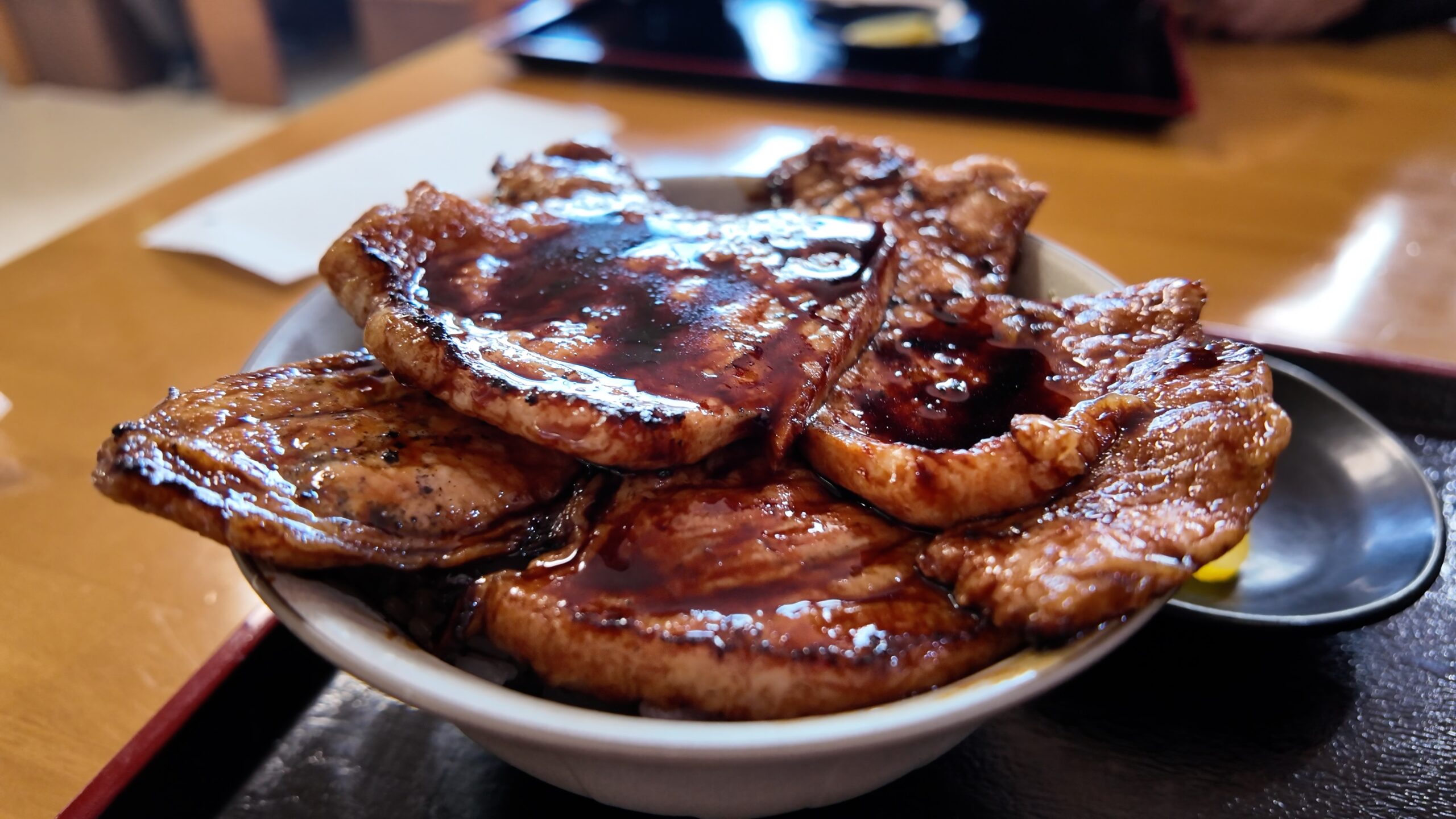 帯広・音更「豚丼のかしわ」を徹底解剖！極厚肉と秘伝タレの評判を検証