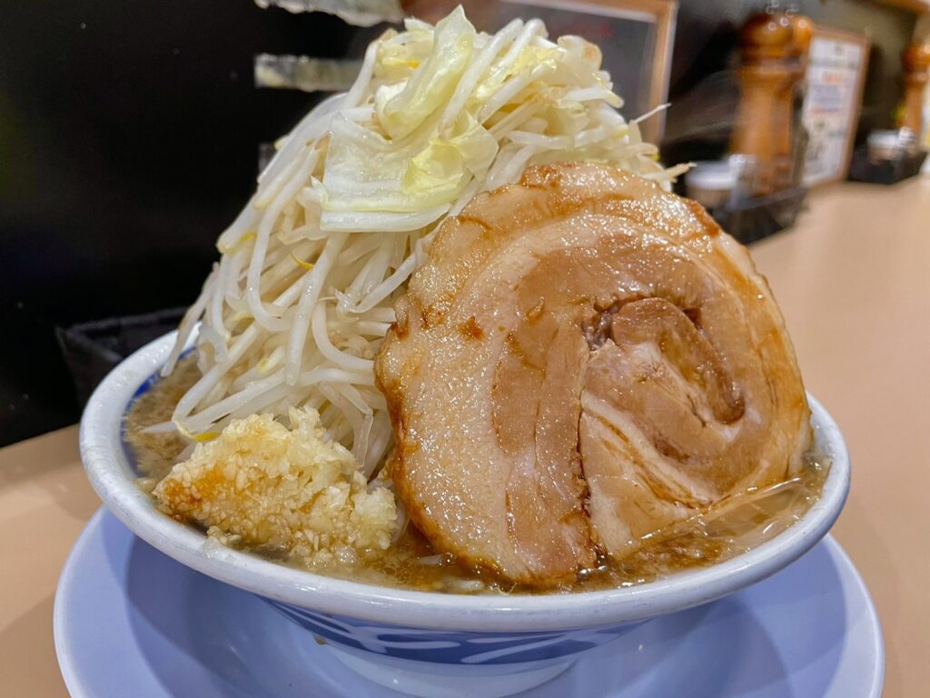 二郎系ラーメン中毒の深層｜独特なコール作法と2026年最新名店比較
