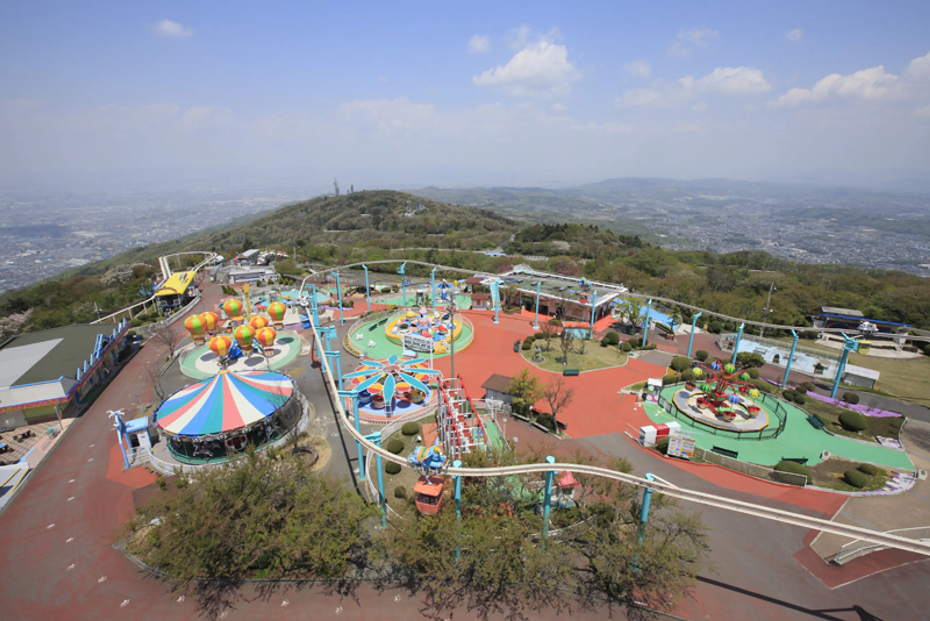 入園無料の生駒山遊園地がなぜ残る？閉園の噂と最古の飛行塔の真相
