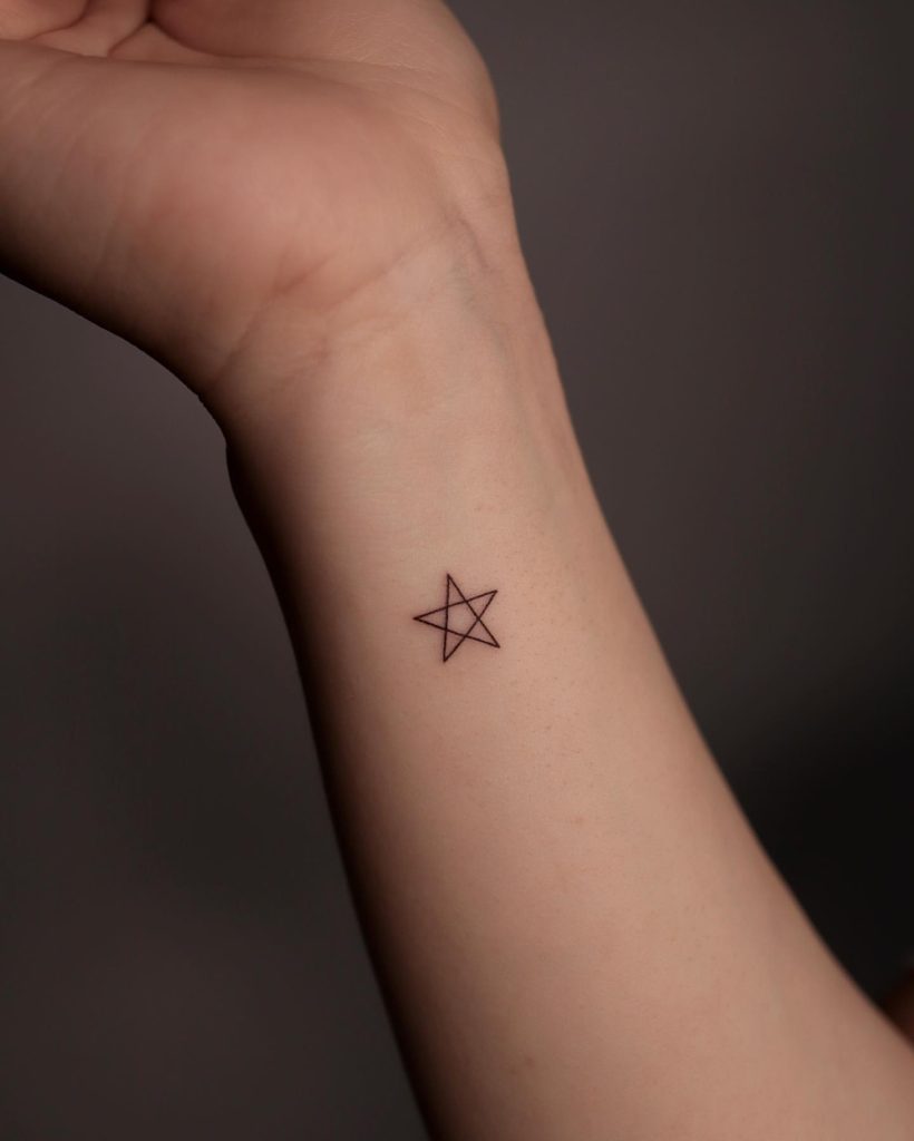 星のタトゥーが持つ本当の意味とは？部位や数で変わる象徴と裏の真相