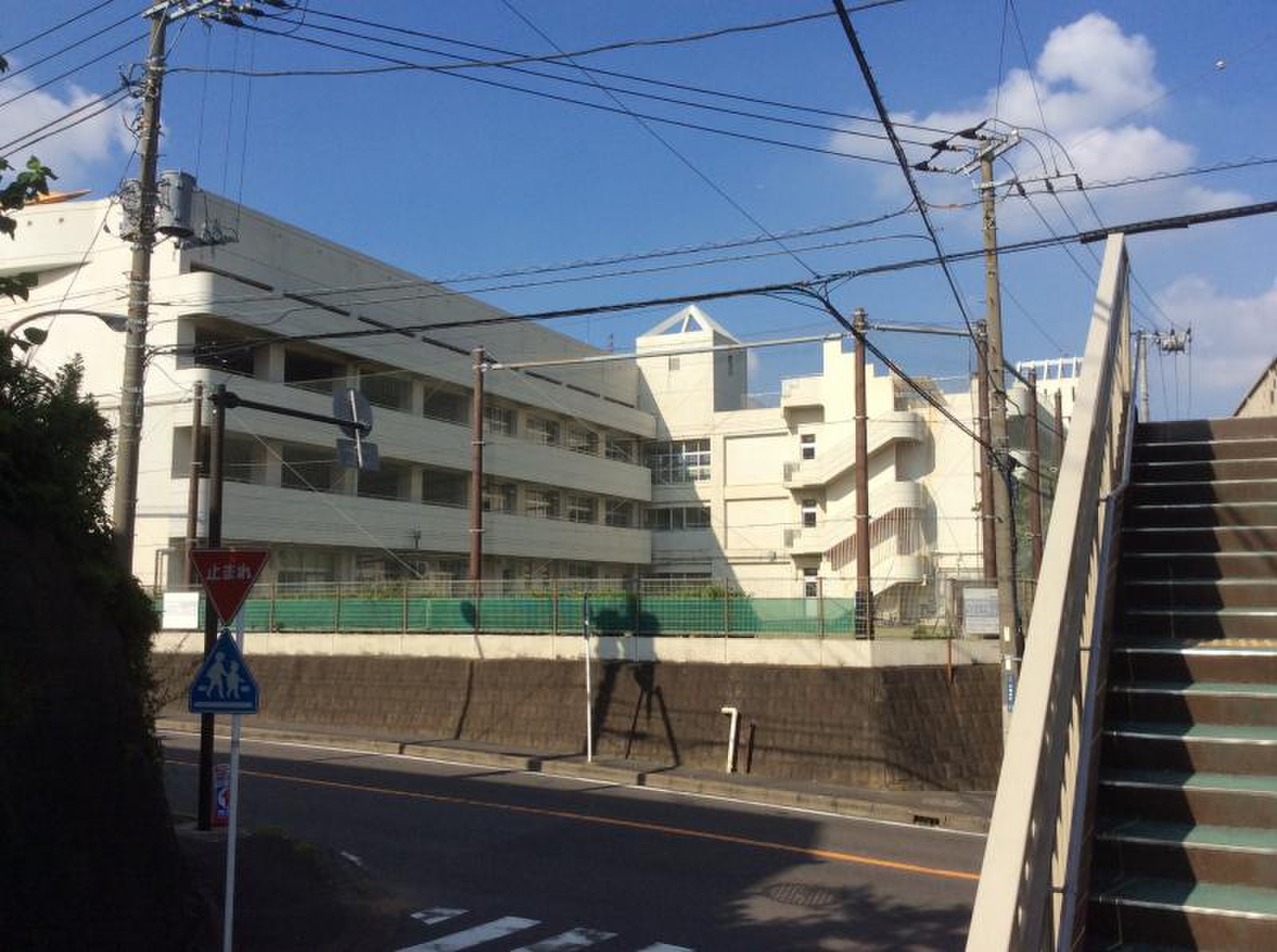 横浜市立浦島丘中学校の評判は？荒れてる噂の真相と進路・学区を検証