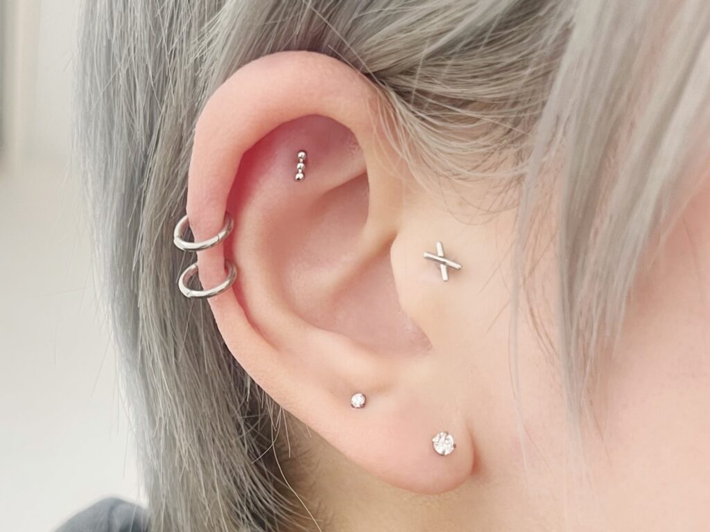 美容院でピアスは外すべき？つけっぱなしのリスクと外せない時の裏ワザ