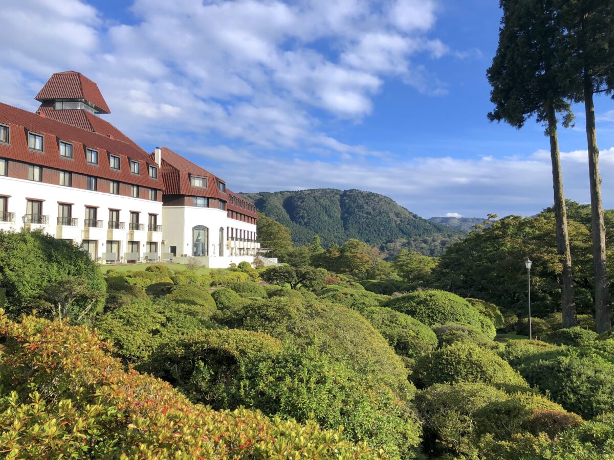 箱根名門「山のホテル」の評判と魅力｜ツツジ絶景から宿泊予約の注意点まで徹底解説