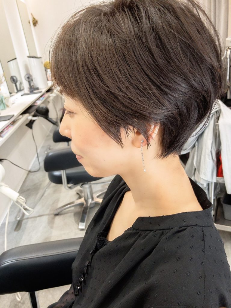 髪のサイドが膨らむ女性必見！横広がりを劇的に抑えるプロの解決策