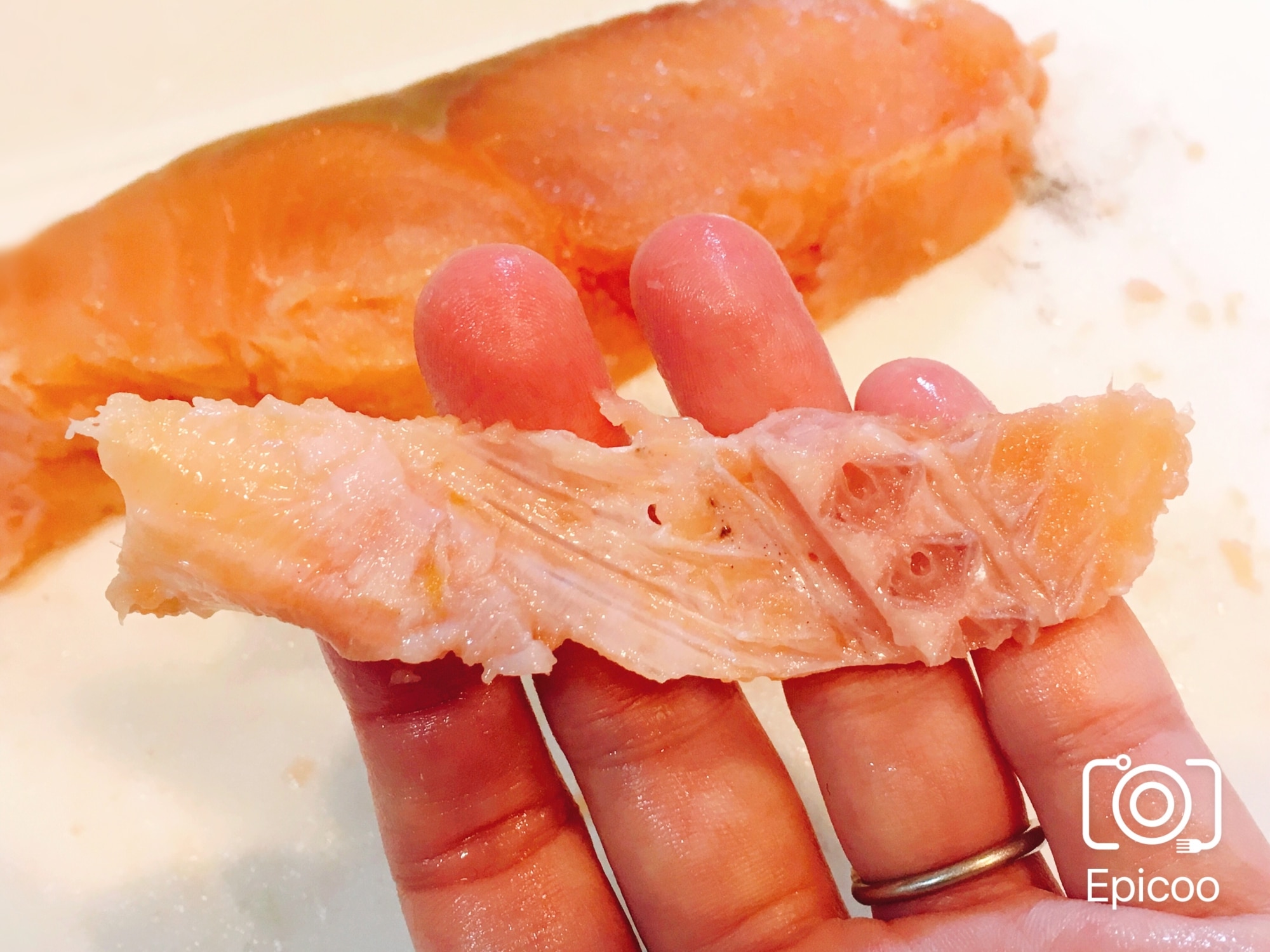鮭の骨の取り方完全版！身を崩さず一瞬でスルッと抜くプロの裏ワザ
