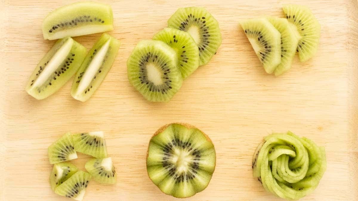 キウイの切り方新常識！スプーンで手も汚れず剥ける裏ワザと飾り切り