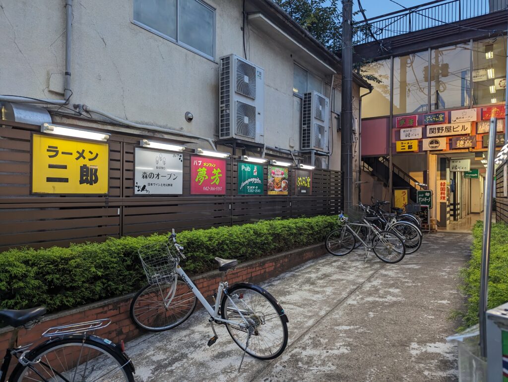 【2026年最新レポ】極太麺の聖地「ラーメン 二郎 府中 店」が放つ唯一無二の存在感！行列の理由と進化する一杯を徹底解剖