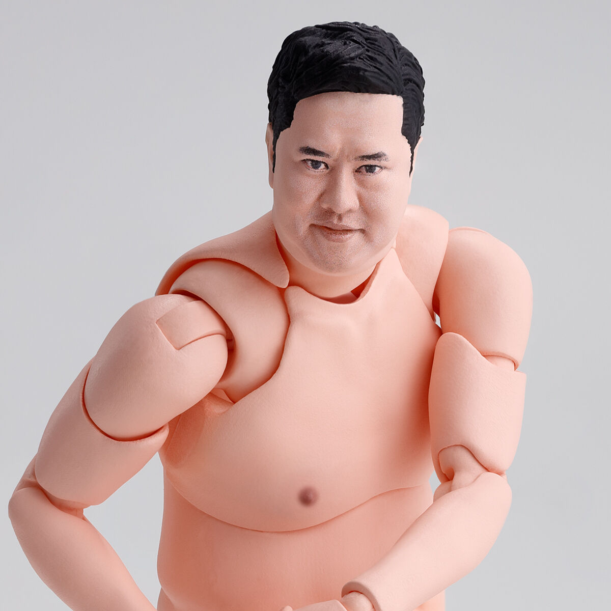 とにかく明るい安村が立体化！「履いてますよ」再現度に世界が絶賛