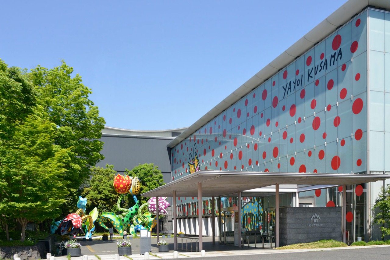 松本市美術館の草間彌生はなぜ人気？混雑状況や駐車場・見どころを徹底解説