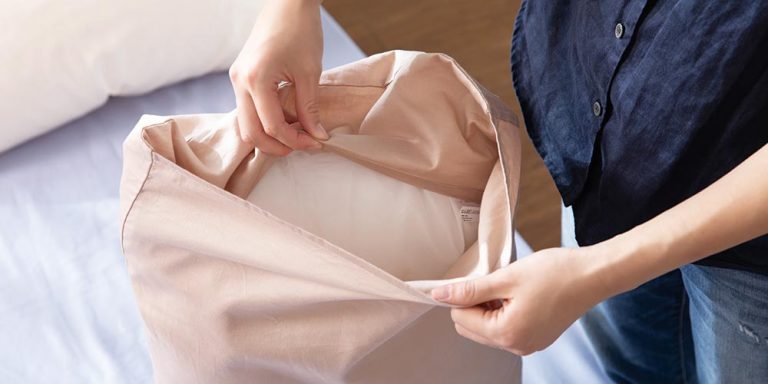 枕カバーの洗濯頻度は週何回が正解？肌荒れを防ぐ新常識と正しい洗い方