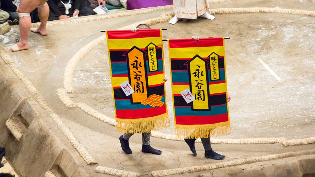 土俵を彩る懸賞旗の値段と仕組み！企業が群がる意外な広告効果