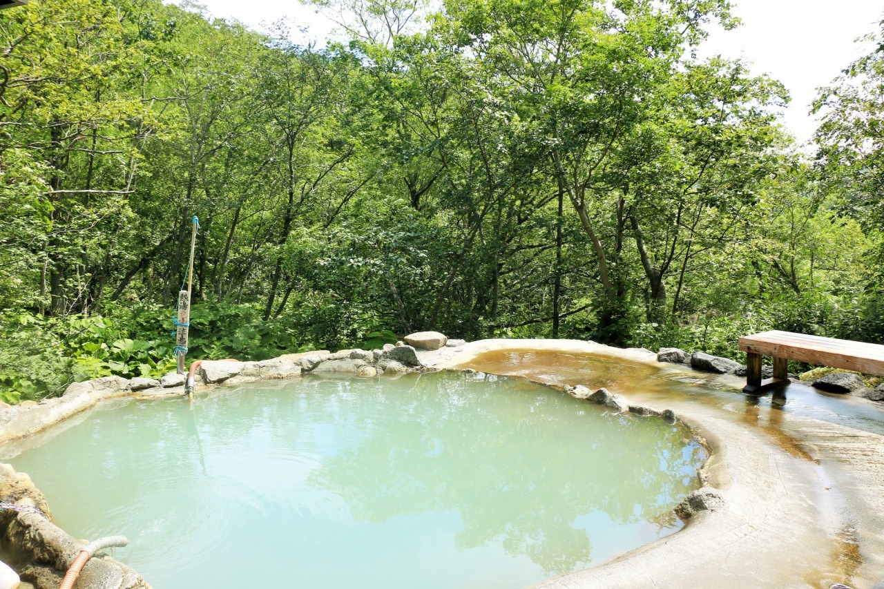 エメラルドグリーンの秘湯「熊の湯」の真実！泉質から混雑まで徹底解剖