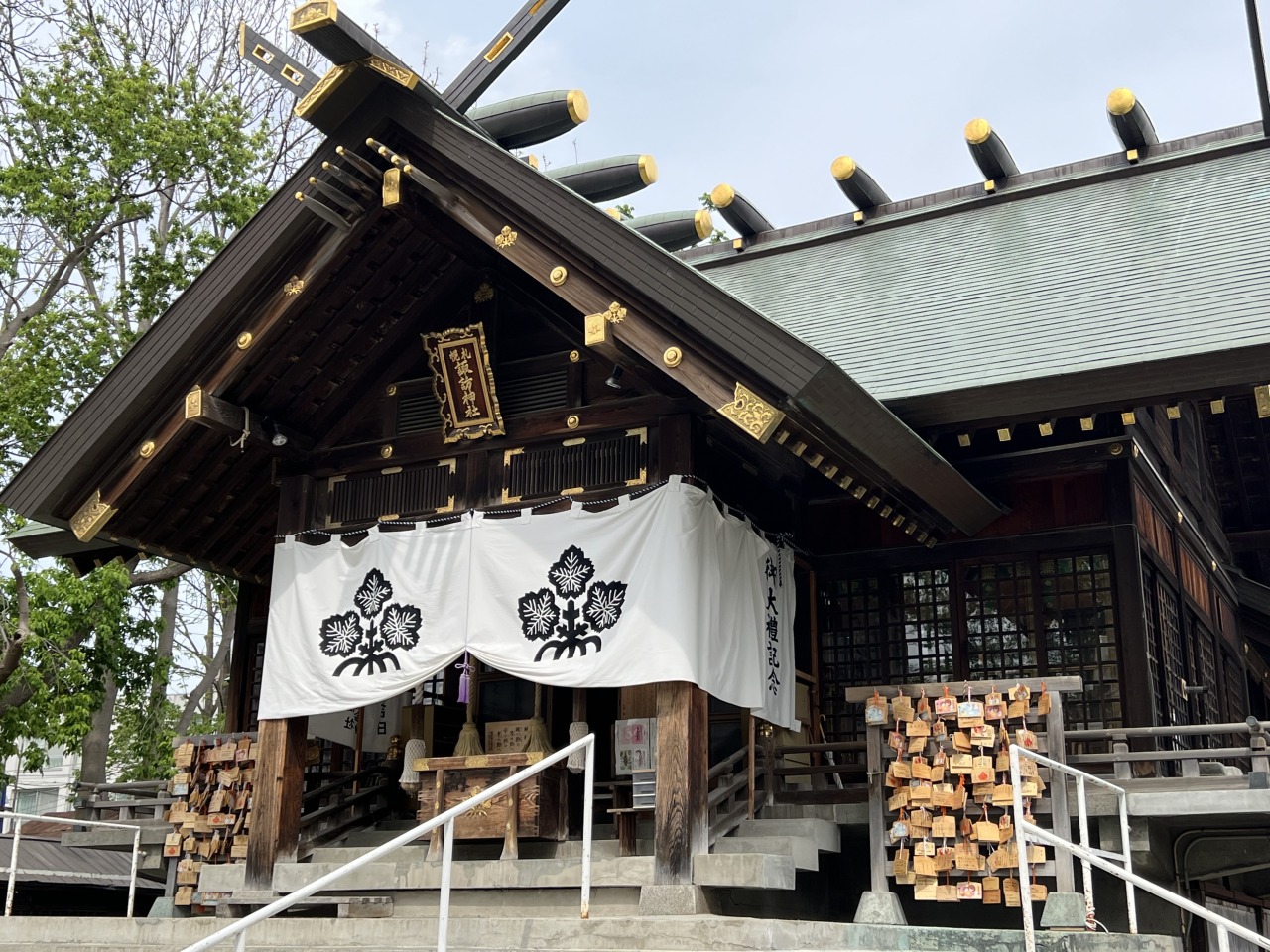 札幌諏訪神社が全国で爆発的人気の真相｜花手水と限定御朱印の魅力