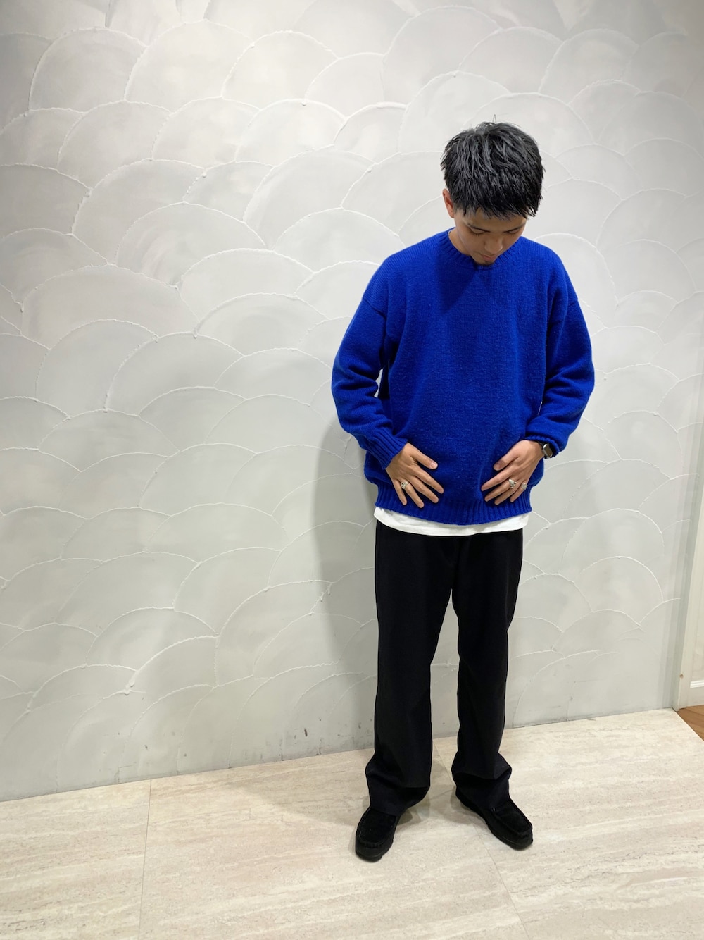メンズのロイヤルブルーニットはなぜ人気？派手見えしない着こなしを徹底解説