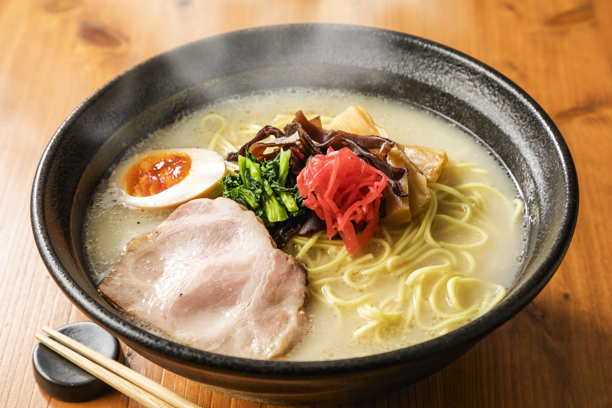 なぜ人は太麺ラーメンにハマるのか？濃厚スープの相性と名店解剖