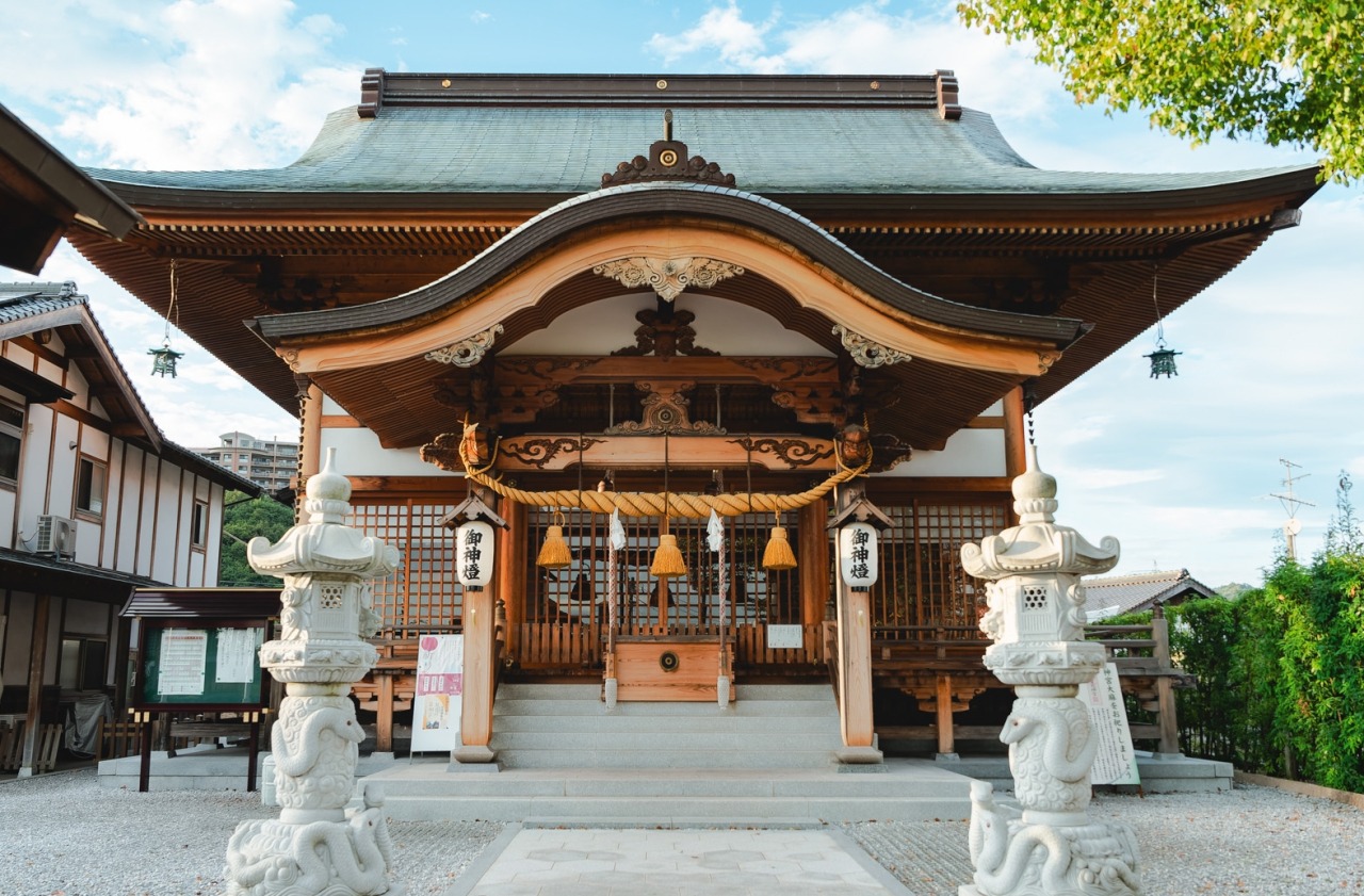 岩国白蛇神社の金運ご利益と見どころ！生きた白蛇や限定御朱印の真価