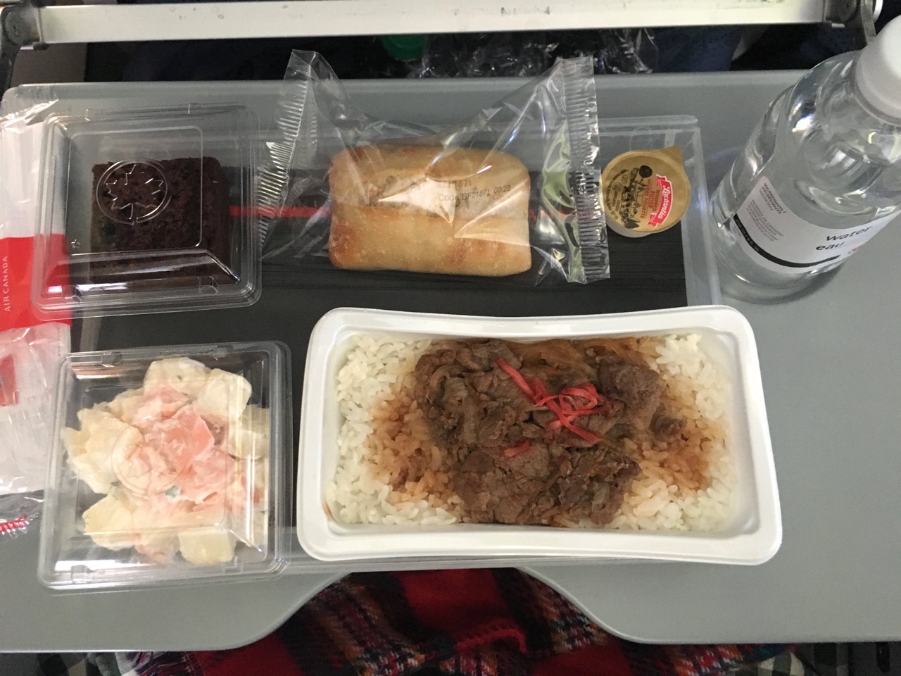 チキンオアビーフはなぜ消えた？機内食の真相と2026年最新トレンド