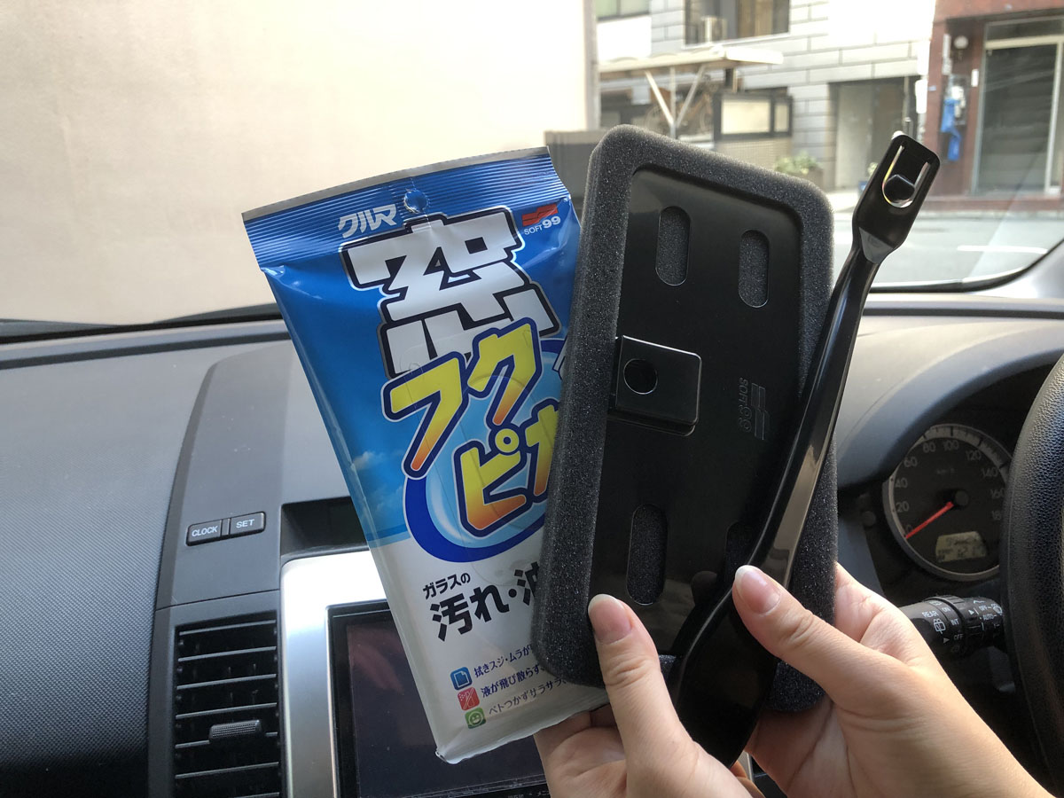 何度も拭くのは逆効果？車の内窓拭きムラを完全解消するプロ直伝の神ワザ