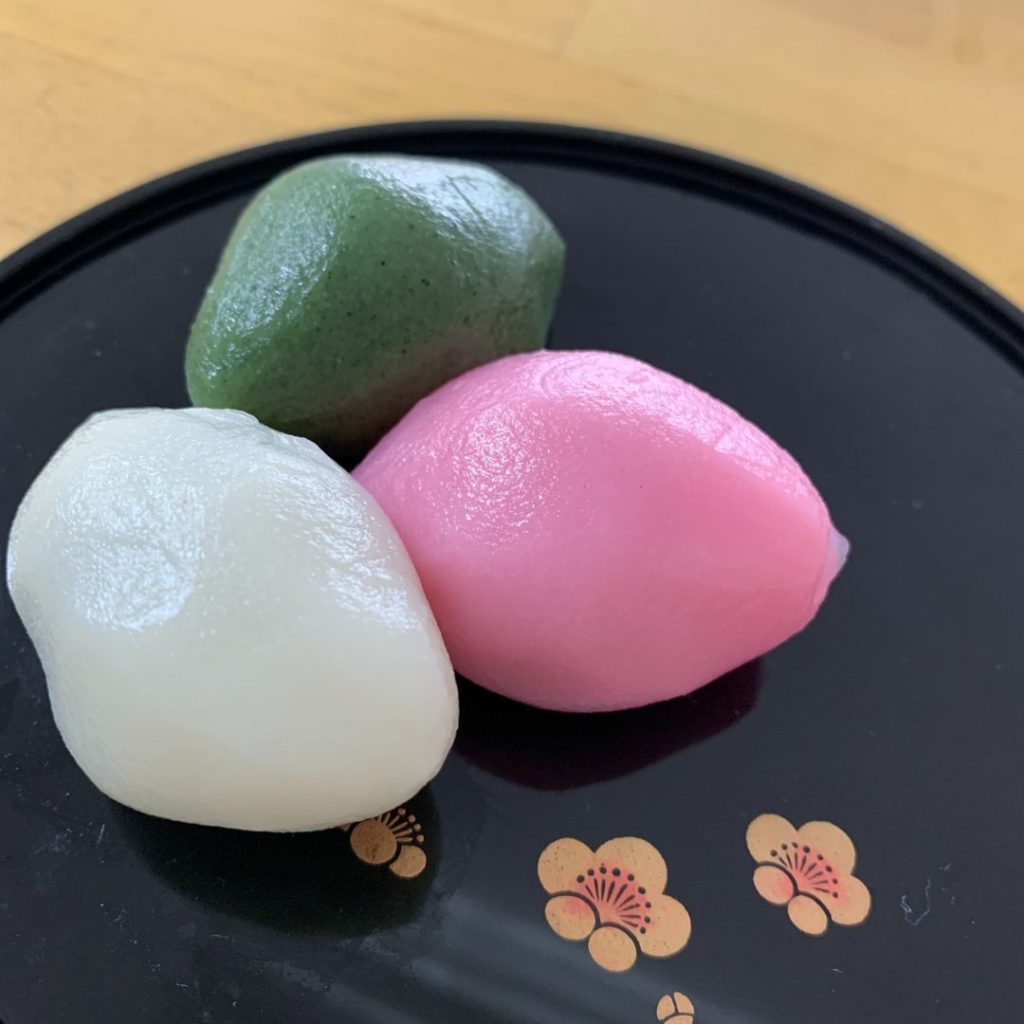 韓国の伝統餅ソンピョンとは？秋夕に松の葉で蒸す理由と半月の秘密