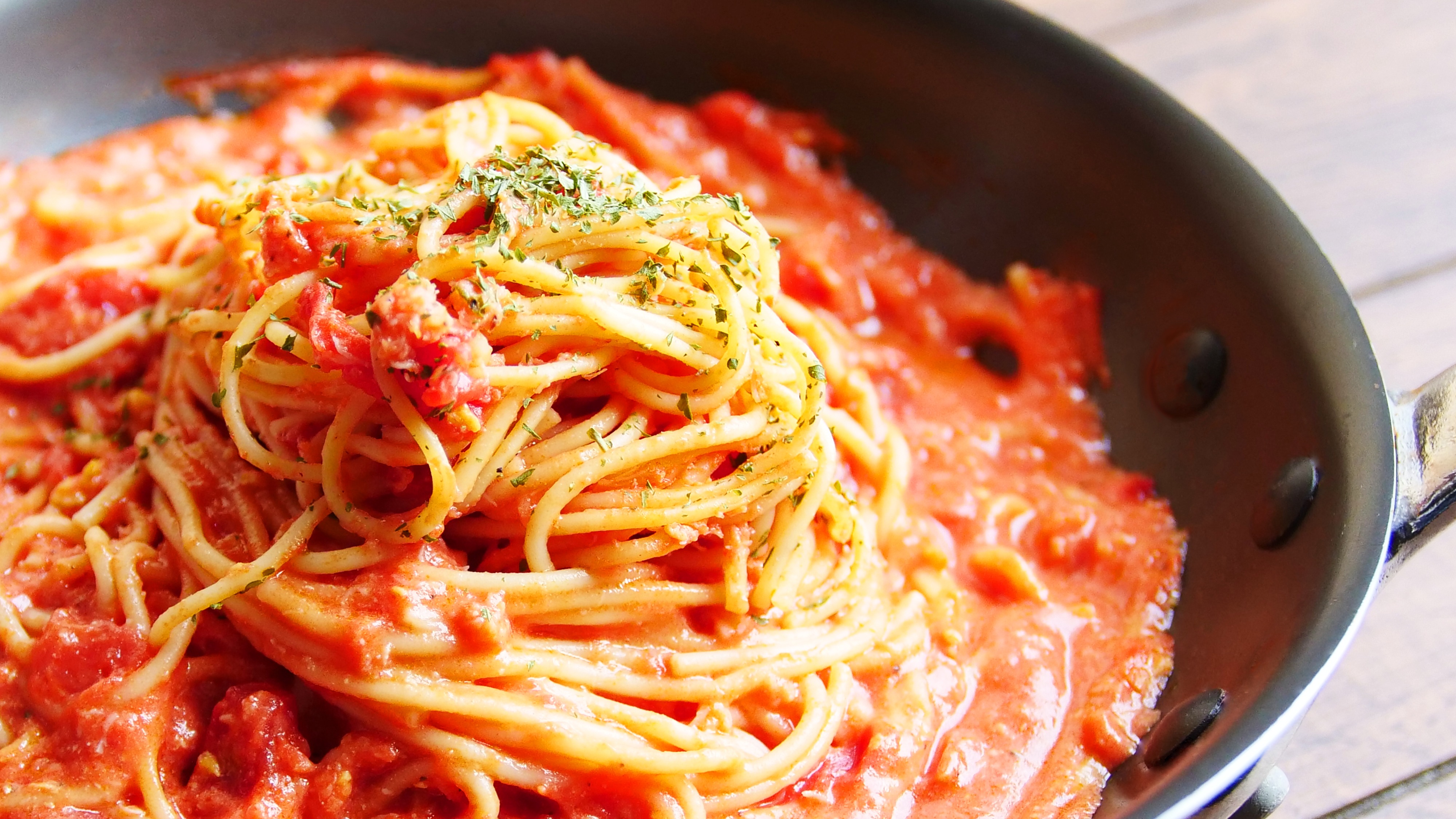 時短の域を超えた革命「フライパン1つ」の衝撃：なぜ今、日本の食卓でパスタを別茹でしない人が急増しているのか