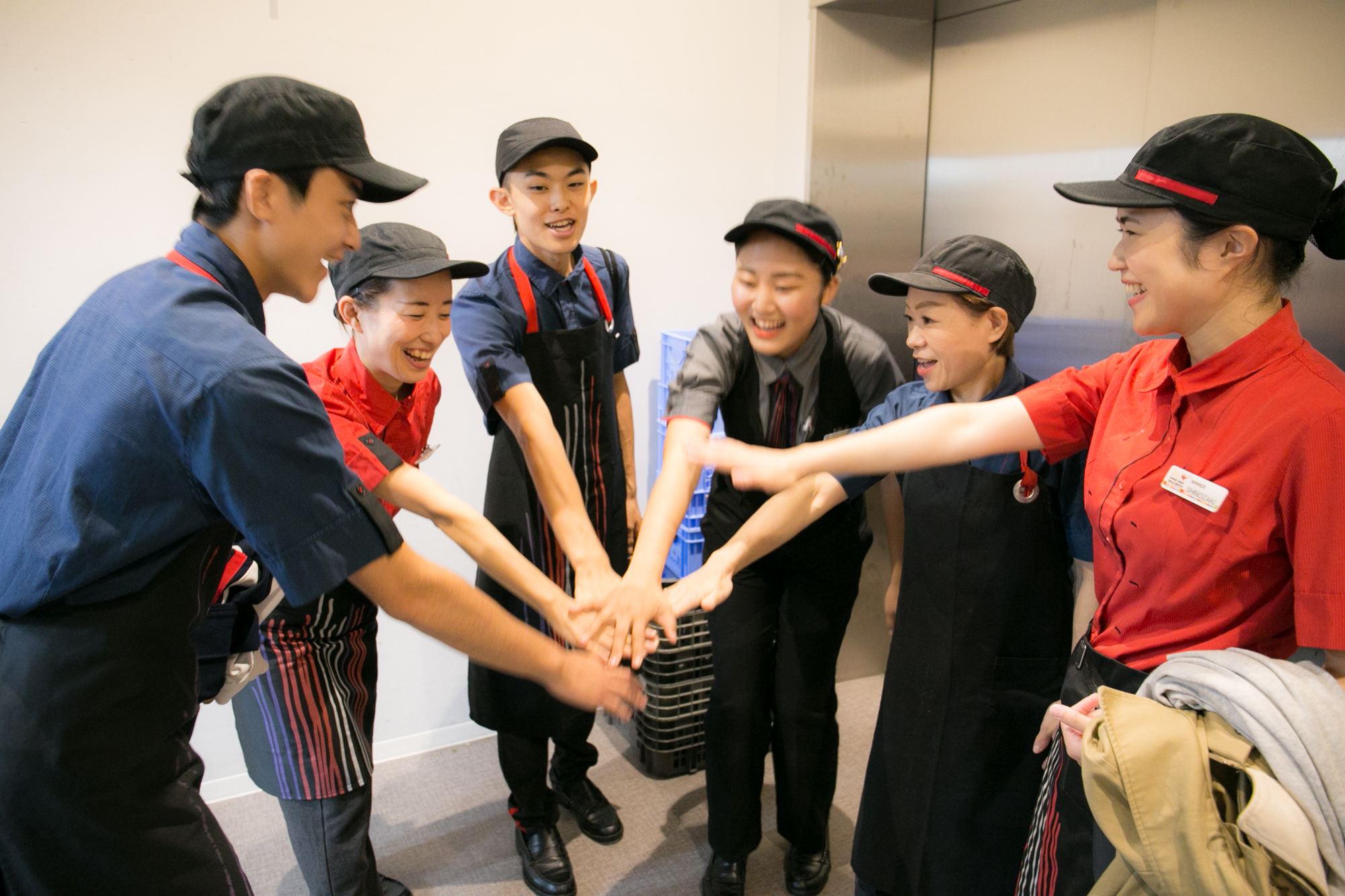 マック店員の帽子に隠された秘密！色の違いやバッジの意味を徹底解説