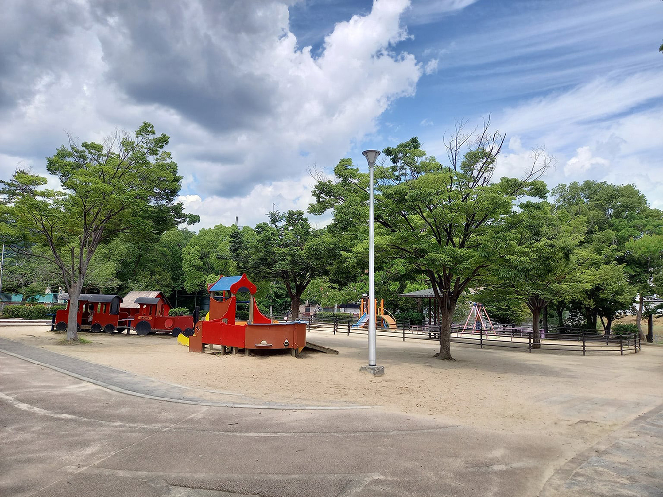 箕面西公園の川遊びと遊具完全ガイド！駐車場事情と混雑回避術