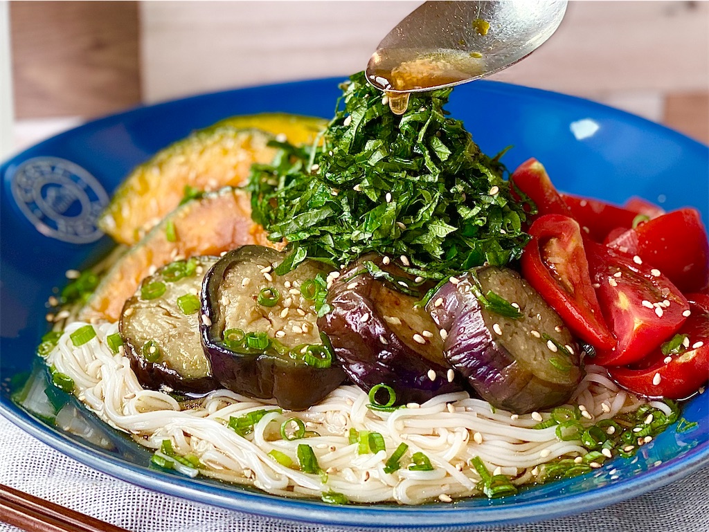いつもの麺が絶品に化ける！夏野菜の揚げ浸しそうめん黄金比レシピ