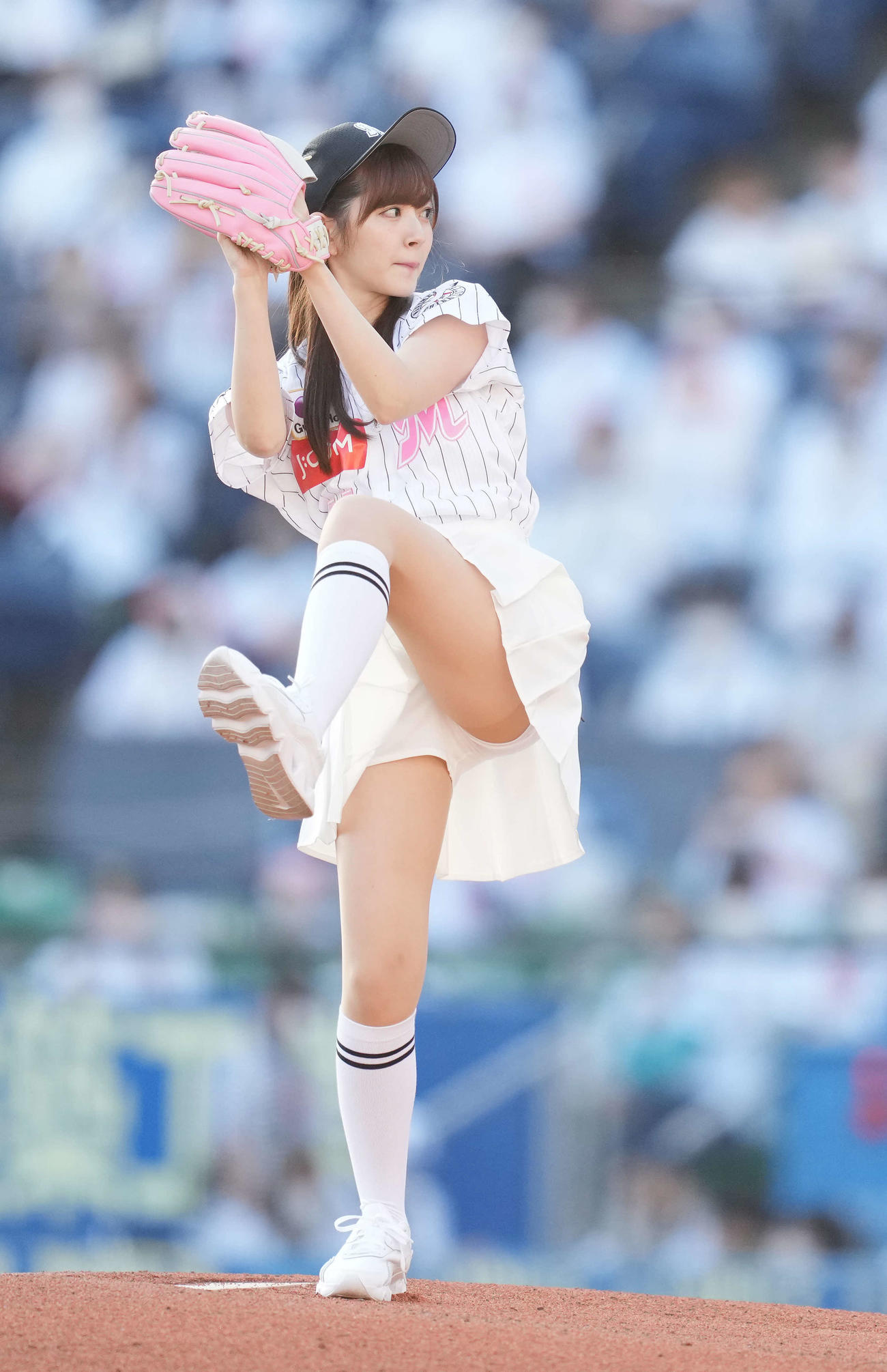 鈴木愛理の始球式が神回と絶賛！美麗ユニ姿とノーバウンド投球の真相