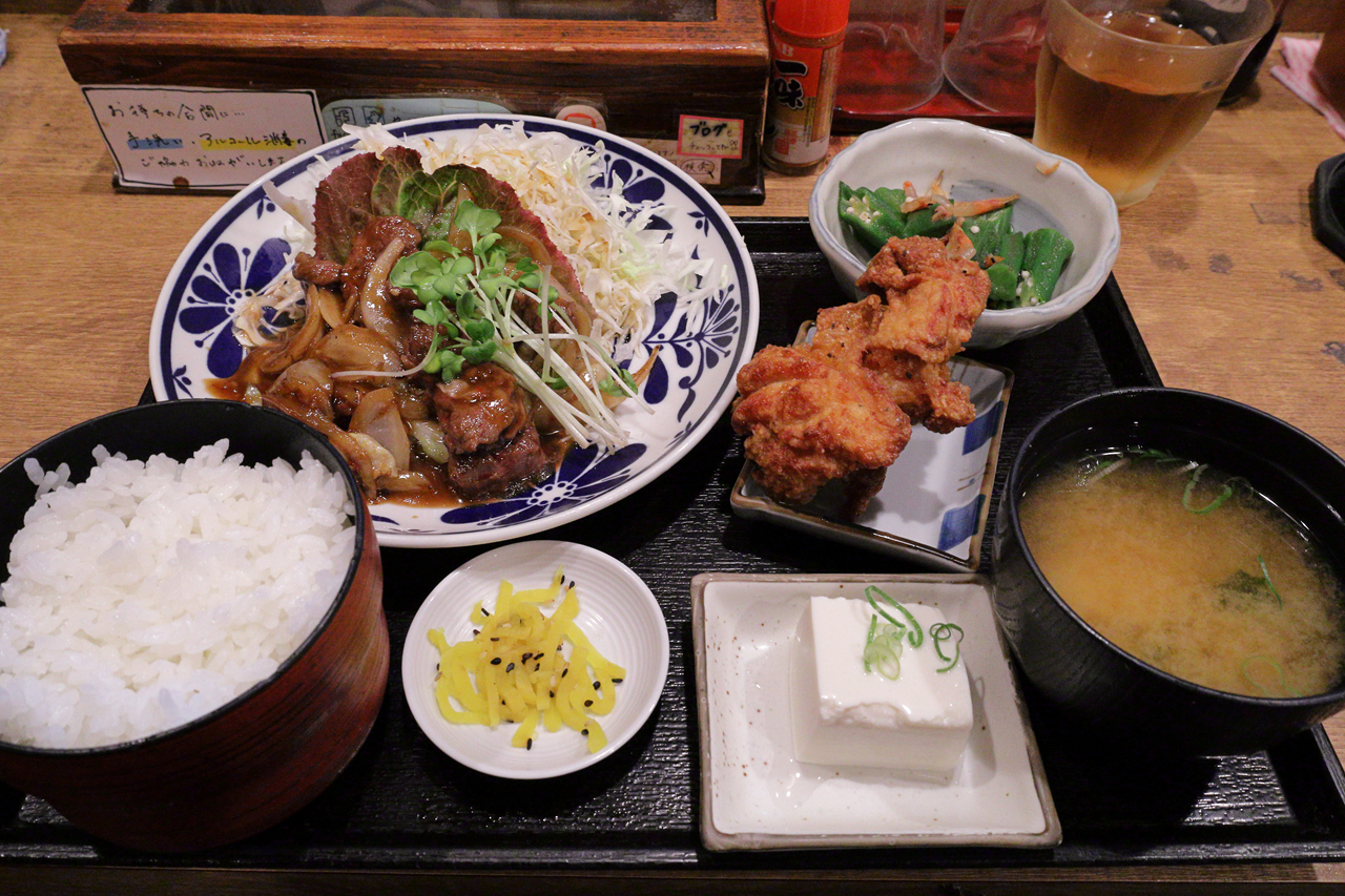 難波の行列店「普通の食堂いわま」が吉本芸人とファンを魅了する理由