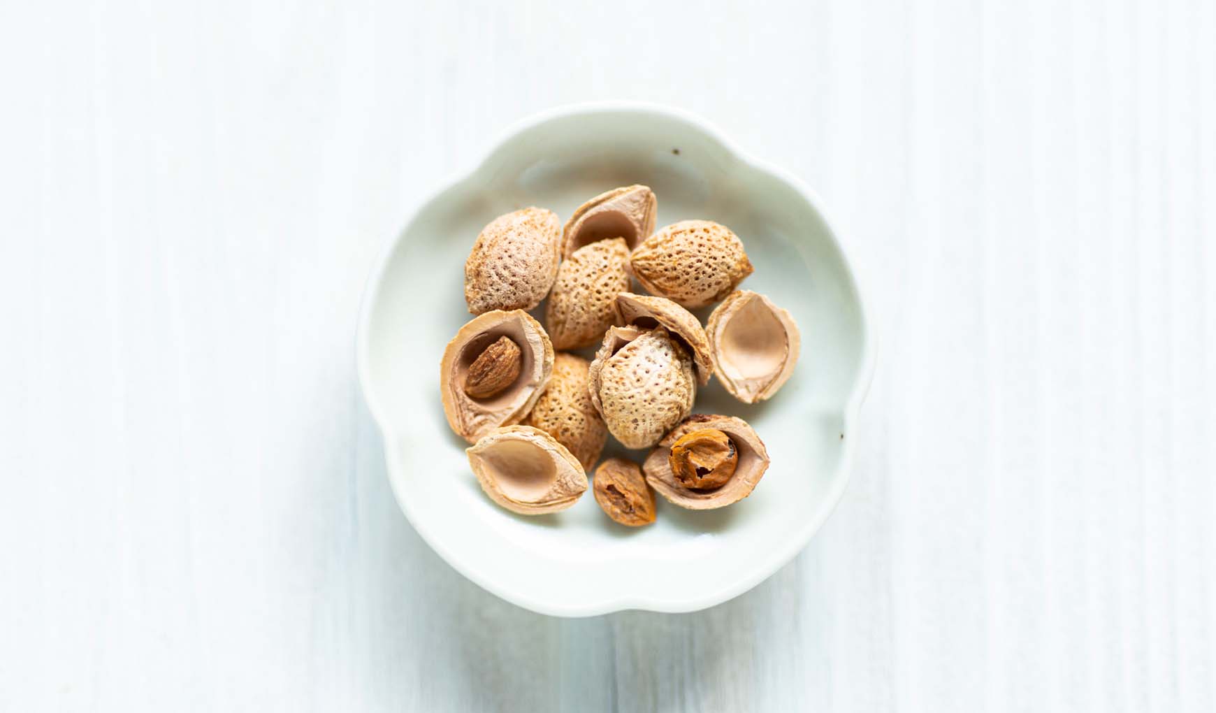 梅干しの種の中身は食べられる？毒の噂や天神様の由来をプロが解説
