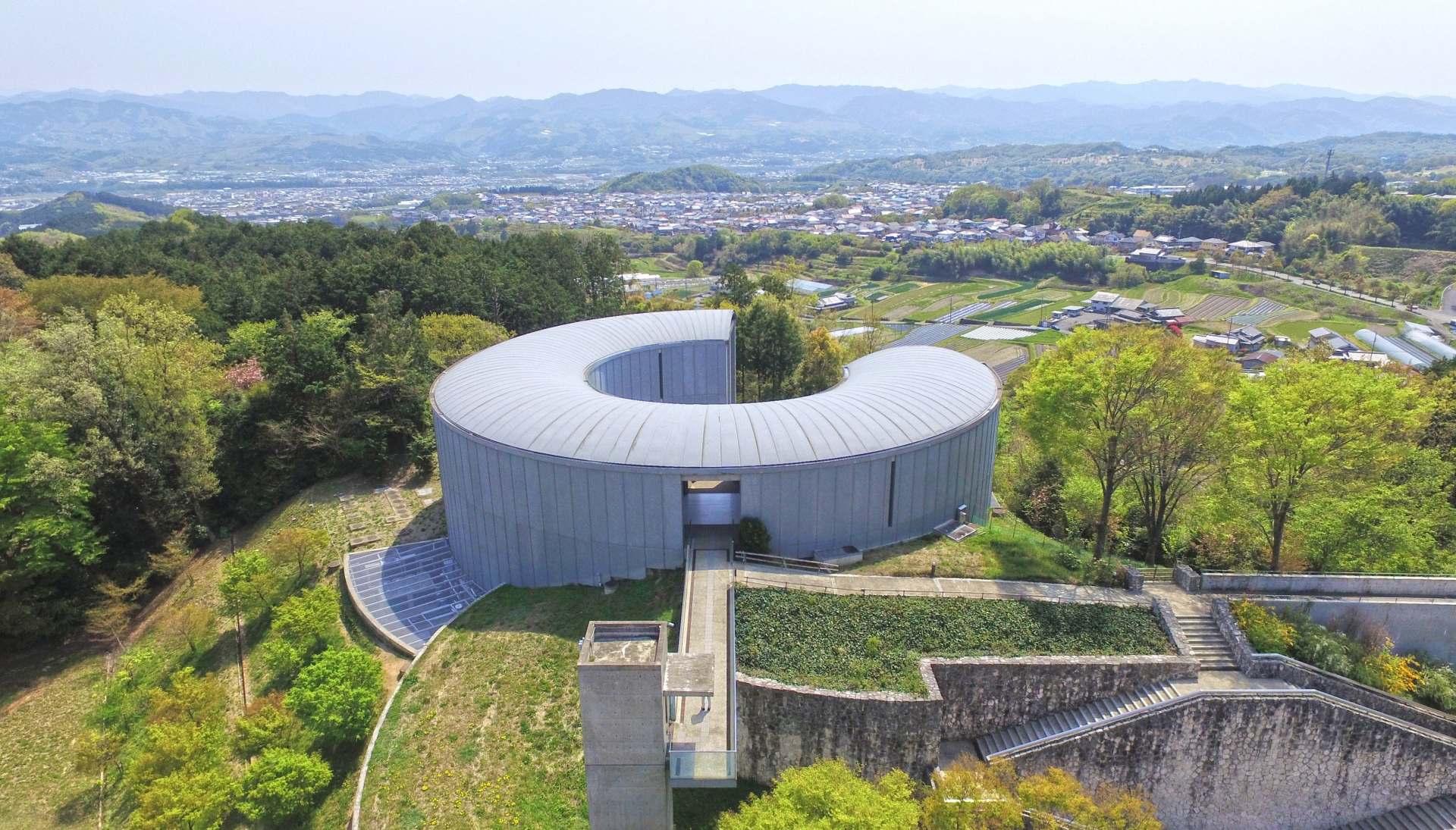 なぜ円筒形？安藤忠雄が手掛けた市立五條文化博物館の魅力と見どころ徹底解説
