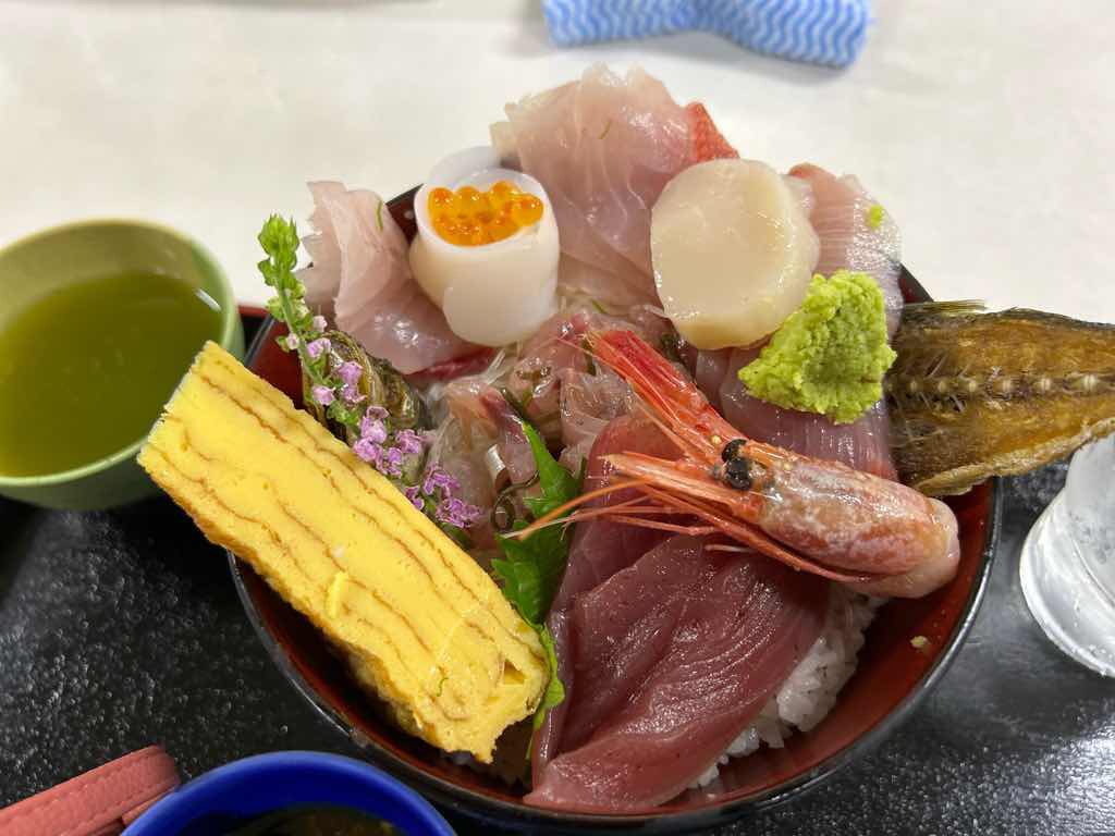 小田原魚市場食堂の行列の真相！朝獲れ海鮮丼と混雑攻略【2026】