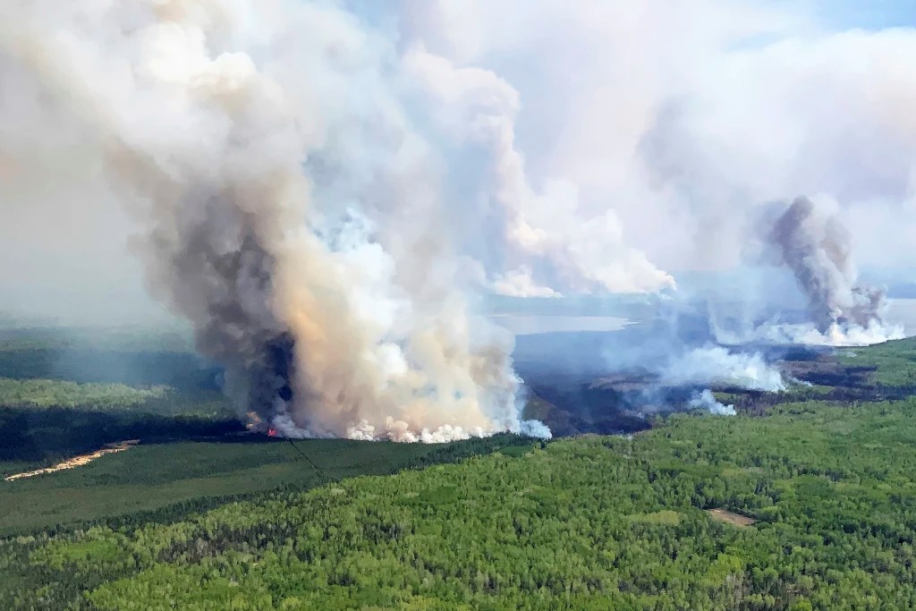 カナダ山火事が再び地球を覆う：2026年、北米の大火災が突きつける「常態化する危機」と日本への影