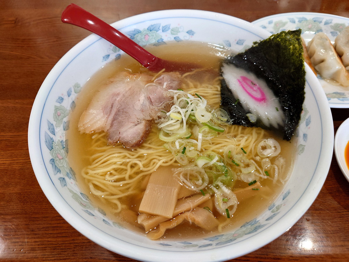 北海ラーメン蝦夷の全貌！デカ盛り聖地の絶品味噌とから揚げの魅力に迫る
