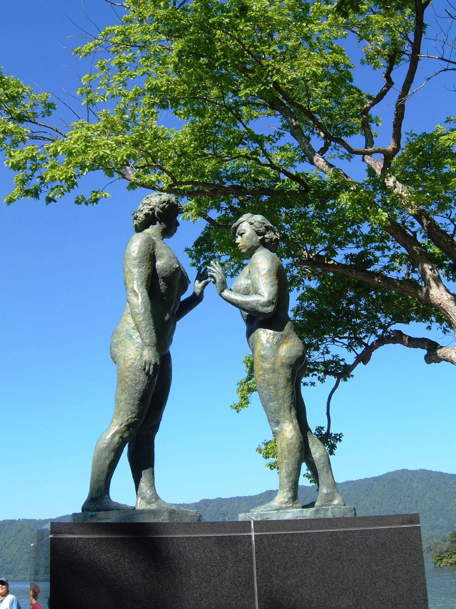 十和田湖「乙女の像」なぜ2人？高村光太郎の遺作と智恵子の真実