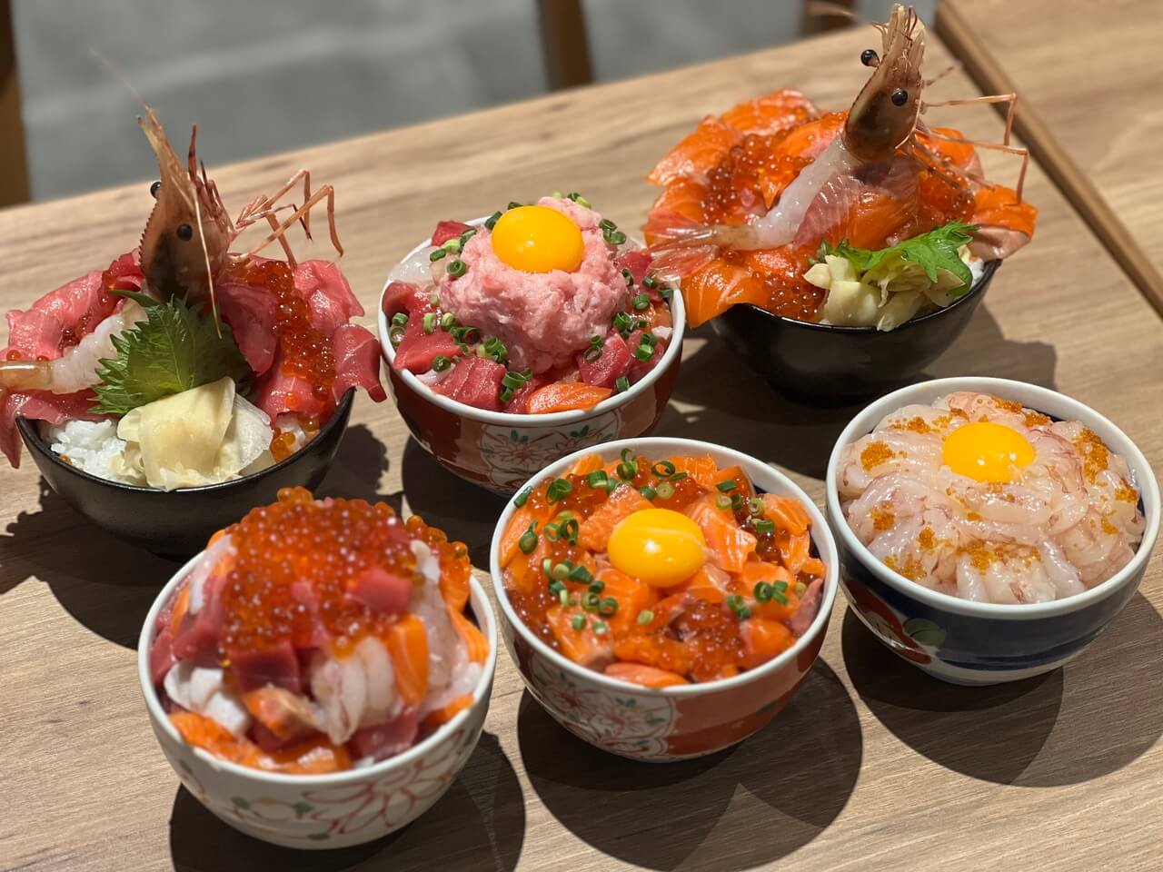 なぜ500円？ワンコイン海鮮丼の真相と安さのからくりを徹底追跡