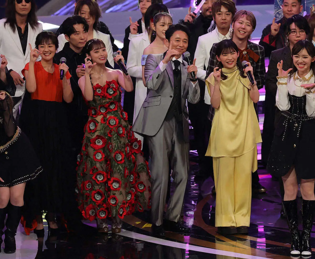 紅白2026司会衣装を徹底解剖！橋本環奈・伊藤沙莉のドレスと値段