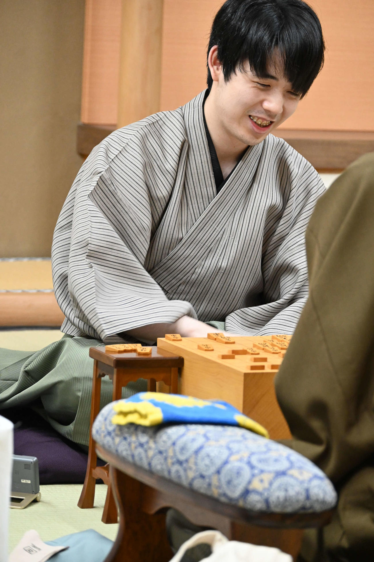 藤井聡太の「ひふみんアイ」なぜ？相手側から盤面を見る理由と真実