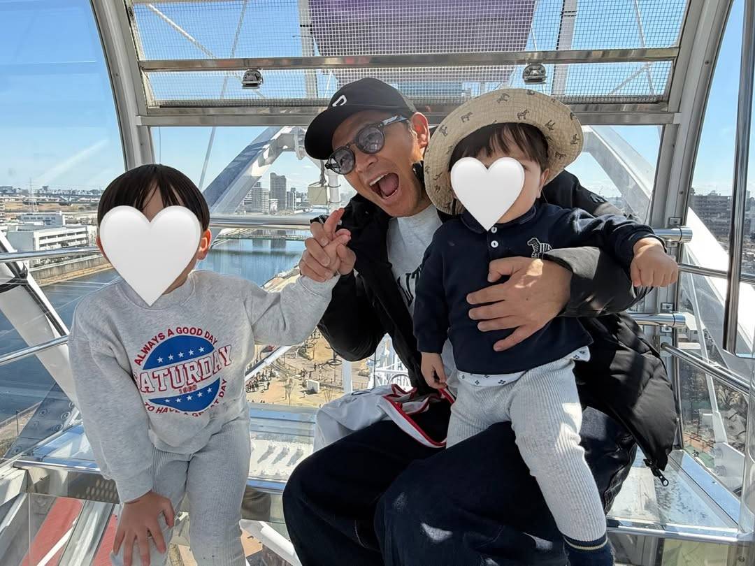 岡田圭右の再婚相手はどんな人？年の差婚・子供誕生と現在の関係