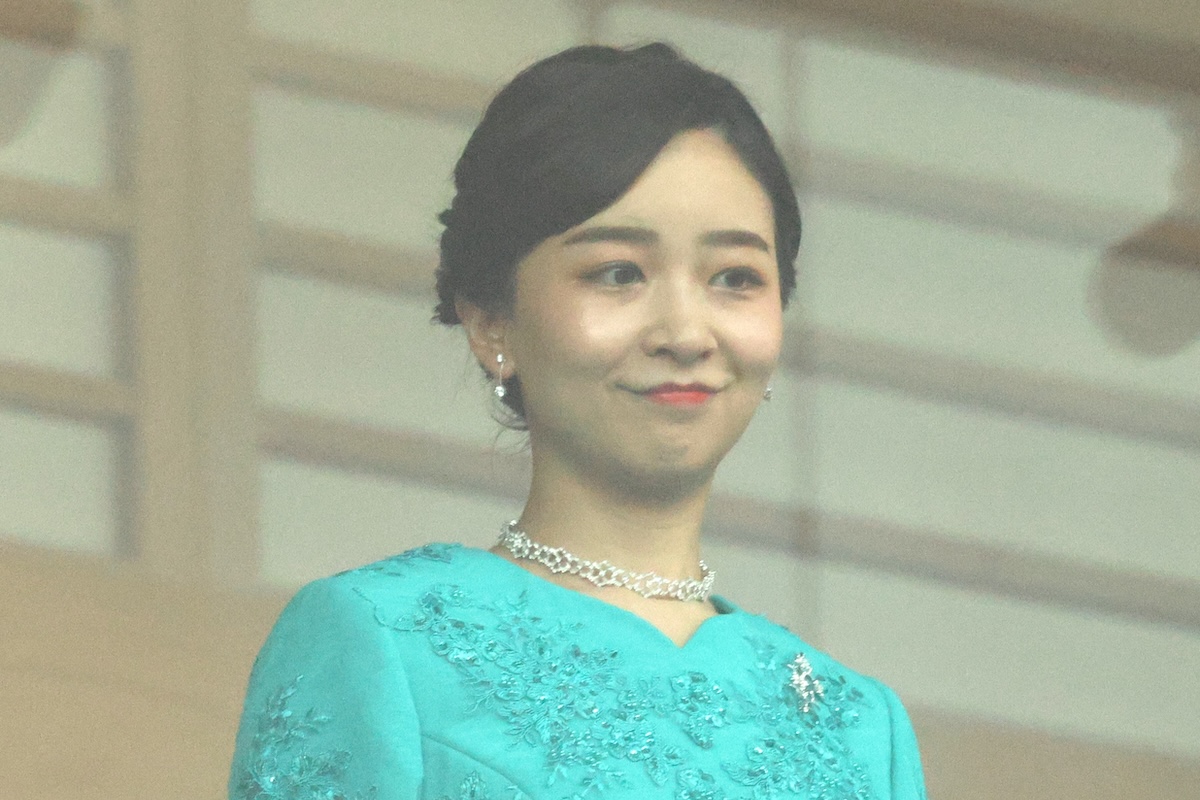 一般参賀の佳子さまに視線集中！麗しのドレスと立ち位置の真相
