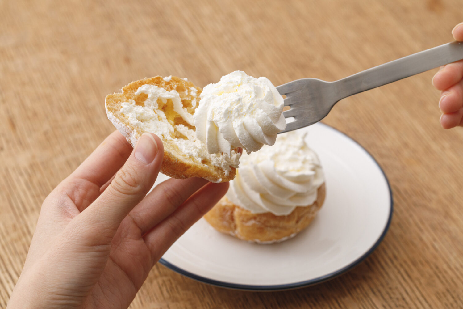 シュークリームの食べ方決定版！逆さ食べの裏ワザとマナー徹底解説