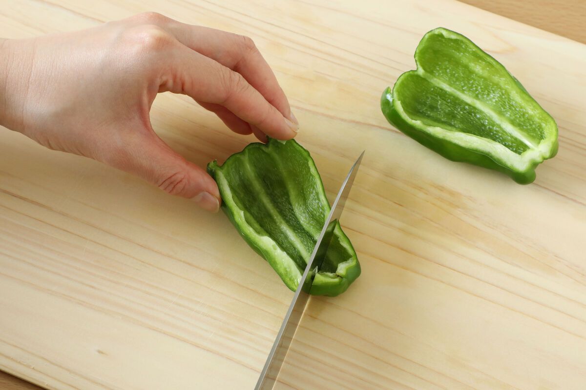 ピーマンの切り方完全網羅！苦味を抑える科学とプロ直伝のカット術