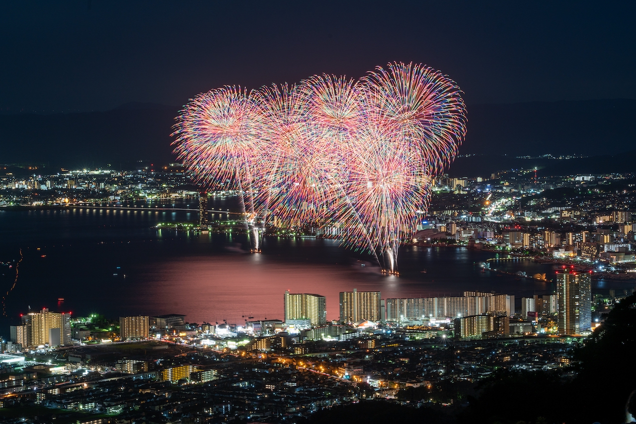 【2026年最新】びわ湖大花火大会が迎える転換期——全席有料エリア化の波紋、チケット争奪戦と混雑回避の決定版ルートを徹底取材