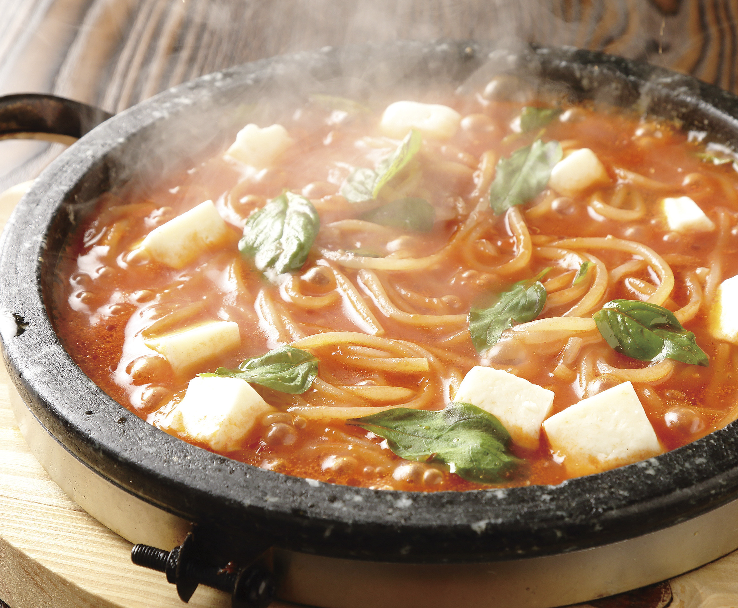 魔法のパスタ人気の秘密！石焼き生パスタの評判と名物メニュー徹底解剖