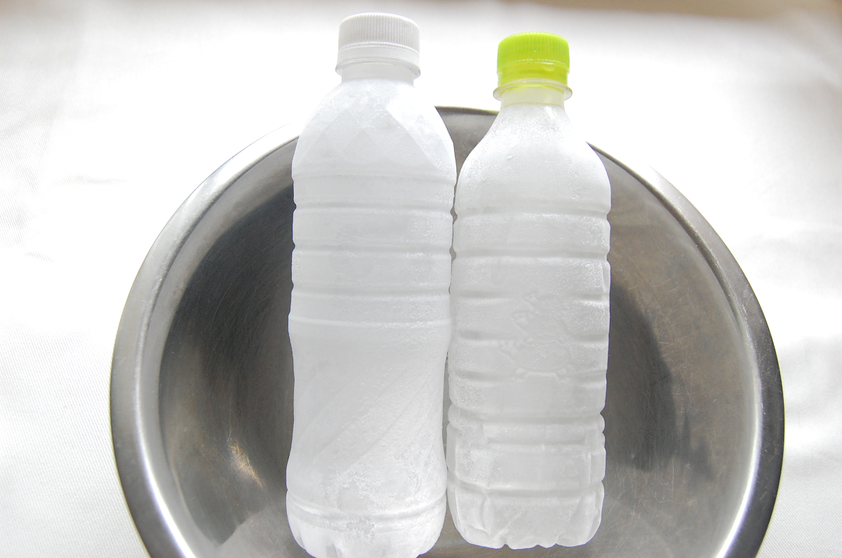 凍らせたペットボトルで部屋が冷える謎を解剖！除湿と破裂防止の科学