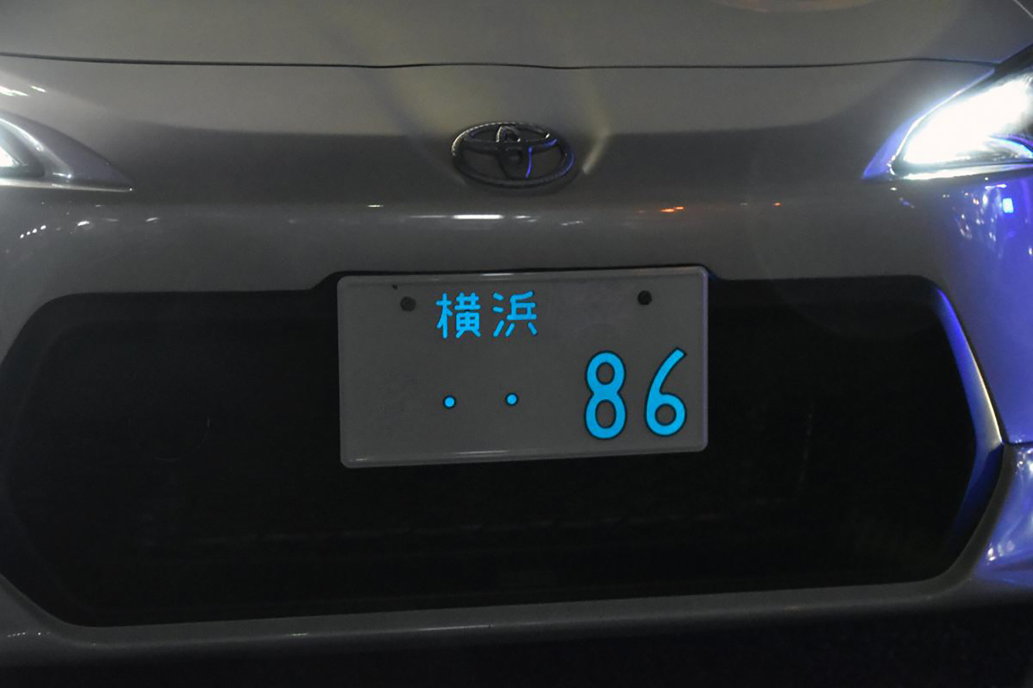 字光式ナンバーはなぜ減った？ダサい噂の真相と2026年費用・車検基準