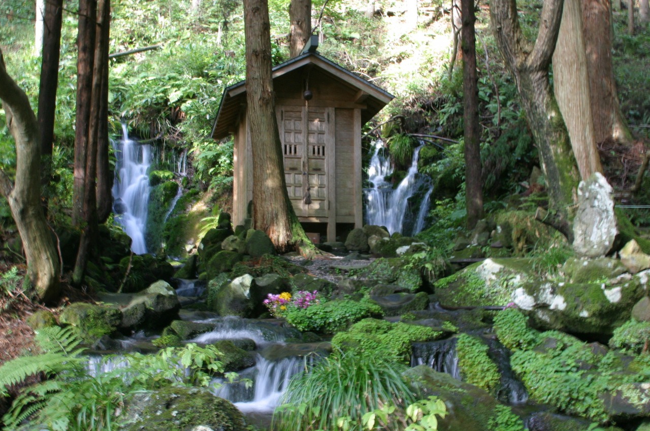 胴腹の滝はなぜ左右で味が違う？鳥海山の名水と水汲みルール徹底検証