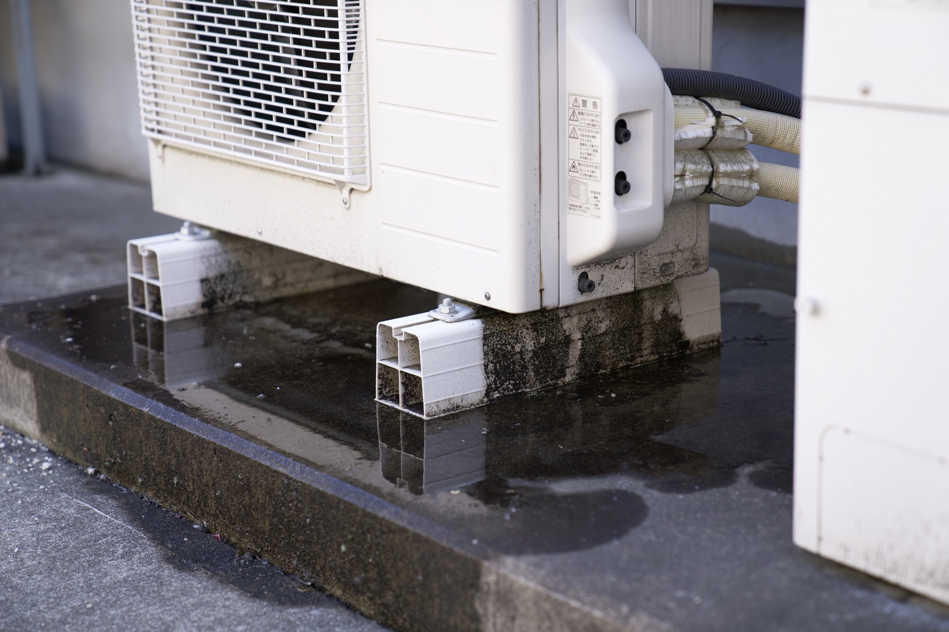 エコキュート室外機の水漏れは故障？結露との見分け方と修理費用を解説