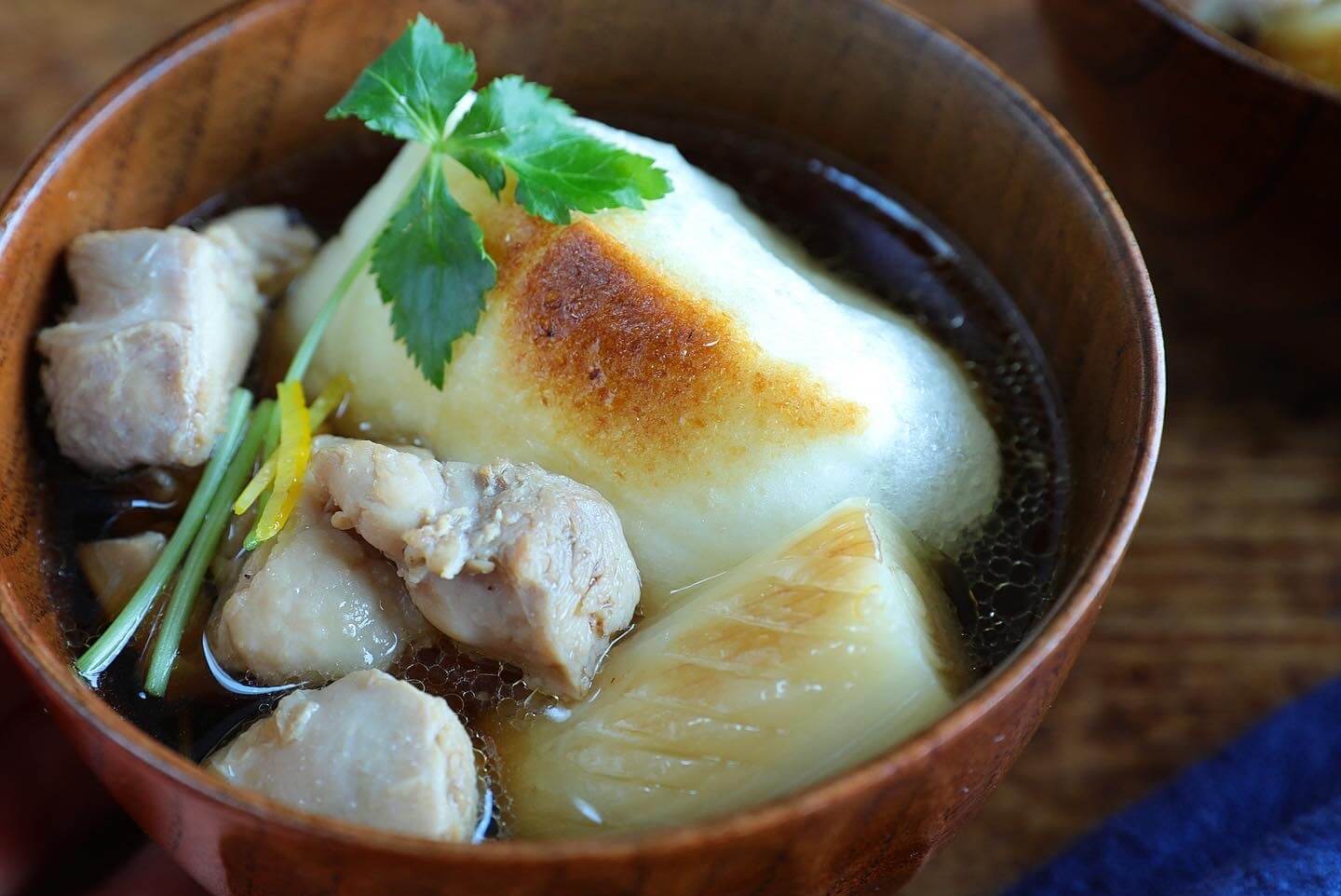 鶏肉のお雑煮決定版！だしの旨味を引き出す下処理と醤油すましの黄金比