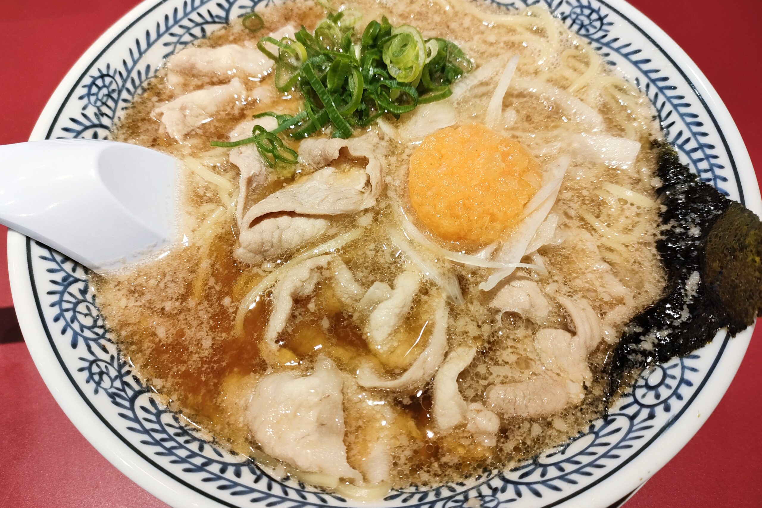 丸源ラーメンはまずい？肉そばの甘いスープと評判の真相を徹底検証